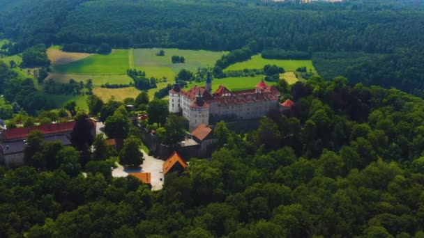 ドイツの村と城ランゲンブルクの空中写真 — ストック動画