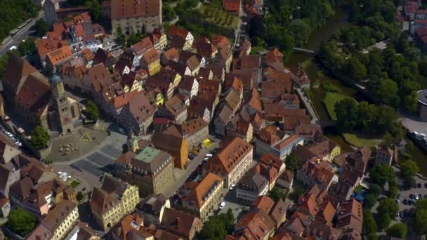阳光普照的德国施韦比什市政厅的空中景观 — 图库视频影像