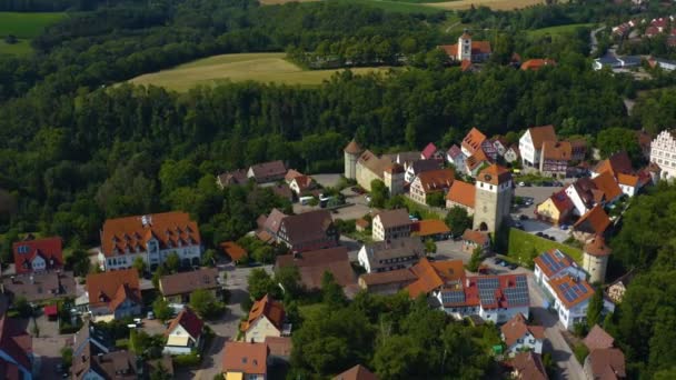 春天里阳光灿烂的日子里 德国维尔伯格村和城堡的空中景观 — 图库视频影像