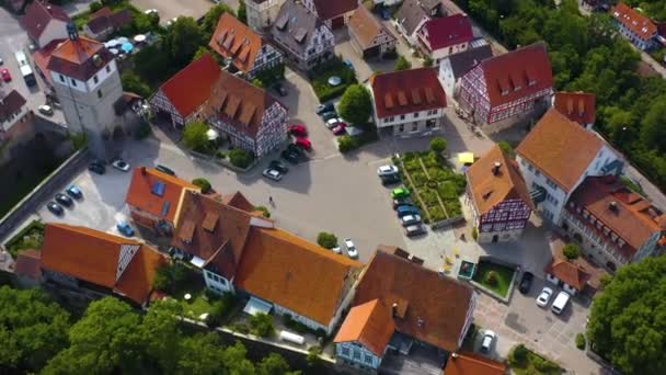 春の晴れた日にドイツの村と城ヴェルベルクの空中写真 — ストック動画