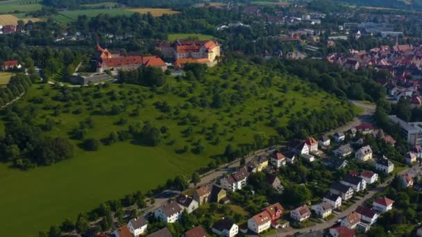 Vista Aérea Torno Cidade Ellwangen Alemanha Dia Ensolarado Primavera — Vídeo de Stock