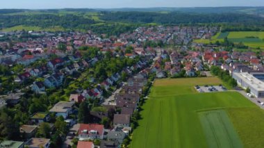 Malmsheim Havalimanı, Almanya Kara Orman 'ın eteklerinde. Kamera, kasabaya doğru geniş bir tarlanın üzerinden yavaşça yakınlaşıyor..
