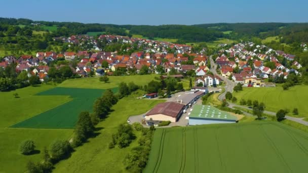 Aerial Till Ostelsheim Tyskland Kameran Zoomar Och Roterar Höger Lutar — Stockvideo