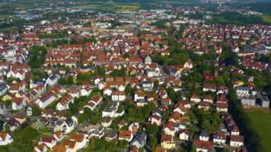Almanya 'daki Kirchheim unter Teck şehrinin havacılığı. Güneşli bir bahar sabahında.