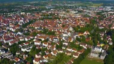 Almanya 'daki Kirchheim unter Teck şehrinin havacılığı. Güneşli bir bahar sabahında.