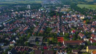 Almanya 'daki Kirchheim unter Teck şehrinin havacılığı. Güneşli bir bahar sabahında.