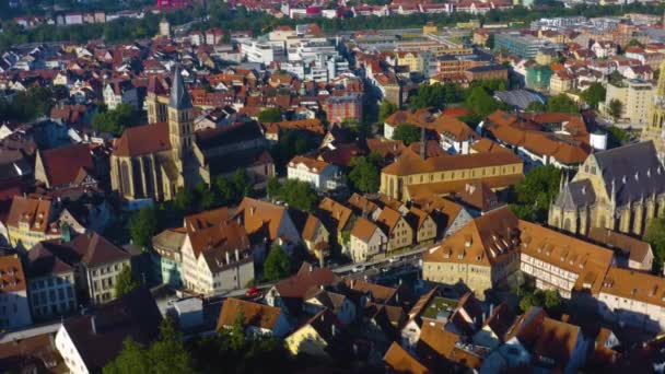ドイツのエスリンゲンの町の古い部分の空中 春の早朝に — ストック動画