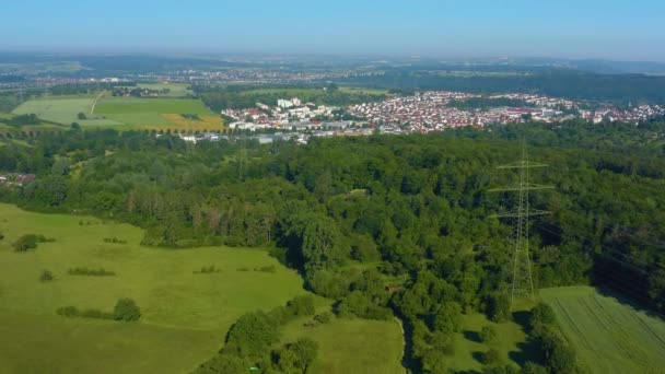 Letectvo Steinbachu v Německu. Kamera se otáčí vlevo, panoramatický výhled na pole vesnice a farmy, hory v pozadí. nad lesní plochou