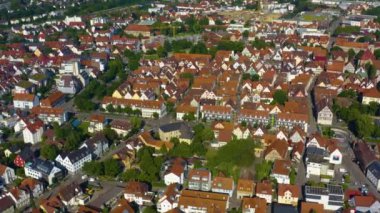 Almanya 'daki Kirchheim unter Teck şehrinin havacılığı. Güneşli bir bahar sabahında.