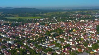 Almanya 'daki Kirchheim unter Teck şehrinin havacılığı. Güneşli bir bahar sabahında.