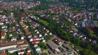 Almanya 'daki Kirchheim unter Teck şehrinin havacılığı. Güneşli bir bahar sabahında.