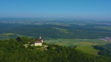 Baharın güneşli bir gününde Almanya 'daki şato kenti Teck' in hava manzarası