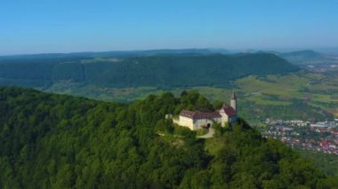 Baharın güneşli bir gününde Almanya 'daki şato kenti Teck' in hava manzarası