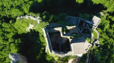Almanya 'daki Reussenstein Kalesi' nin hava görüntüsü. 