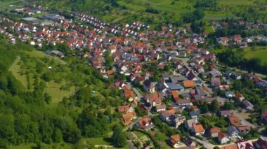 Almanya 'daki Neidlingen köyünün havadan görüntüsü. 