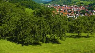 Almanya 'daki Neidlingen kentinin hava görüntüsü. 