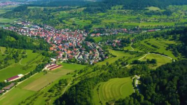 Almanya 'daki Neidlingen kentinin hava görüntüsü. 