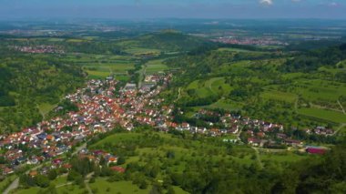 Almanya 'daki Neidlingen kentinin hava görüntüsü. 