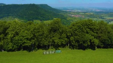 Almanya 'daki Neidlingen kentinin hava görüntüsü. 