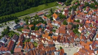 Almanya 'daki Bad Urach' ın eski kısmının havadan görüntüsü. Baharın güneşli bir gününde