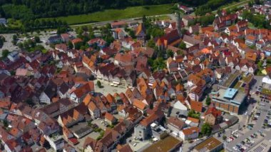 Almanya 'daki Bad Urach' ın eski kısmının havadan görüntüsü. Baharın güneşli bir gününde