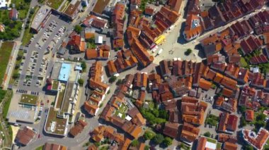 Almanya 'daki Bad Urach' ın eski kısmının havadan görüntüsü. Baharın güneşli bir gününde