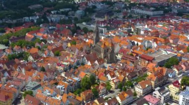 Almanya 'daki Reutlingen şehrinin hava görüntüsü. Baharın güneşli bir gününde