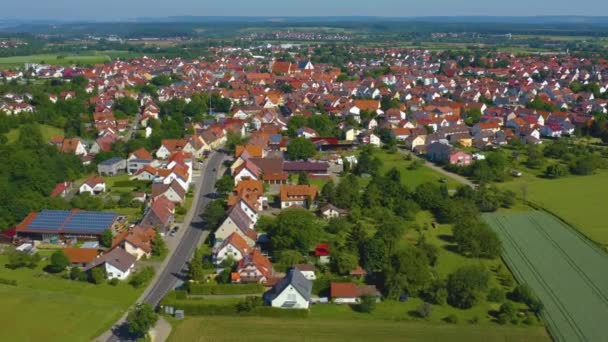Luftaufnahme des Dorfes Weilheim an der Teck in Deutschland. 