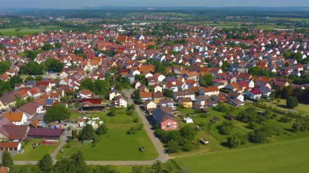 Luftaufnahme des Dorfes Weilheim an der Teck in Deutschland. 