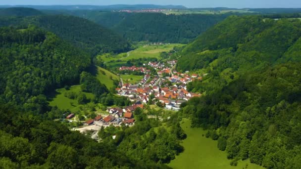 Aerial Aldeia Gutenberg Alemanha Câmera Gira Esquerda Sobre Vale Seguida — Vídeo de Stock