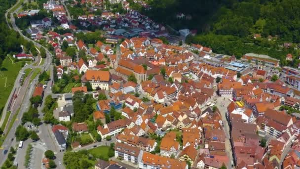 Almanya Daki Bad Urach Eski Kısmının Havadan Görüntüsü Baharın Güneşli — Stok video