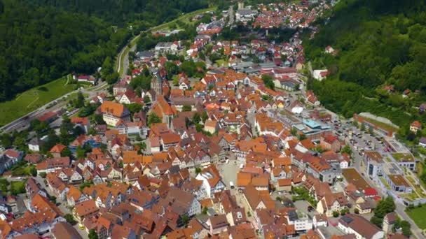 Luftaufnahme Der Altstadt Von Bad Urach Deutschland Einem Sonnigen Frühlingstag — Stockvideo