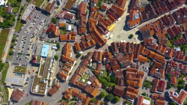 ドイツのバート ウラハの町の古い部分の空中ビュー 春の晴れた日には — ストック動画