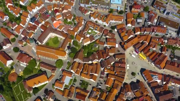 ドイツのバート ウラハの町の古い部分の空中ビュー 春の晴れた日には — ストック動画