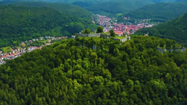 ドイツの城Burg Hohenurachの空中ビュー その背後にある都市の悪いウラハ — ストック動画