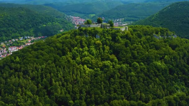 ドイツの城Burg Hohenurachの空中ビュー その背後にある都市の悪いウラハ — ストック動画