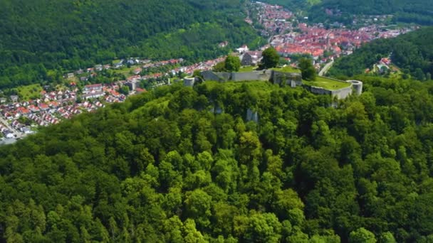 ドイツの城Burg Hohenurachの空中ビュー その背後にある都市の悪いウラハ — ストック動画