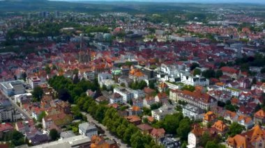 Almanya 'daki Reutlingen şehrinin hava görüntüsü. Baharın güneşli bir gününde