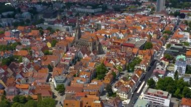 Almanya 'daki Reutlingen şehrinin hava görüntüsü. Baharın güneşli bir gününde