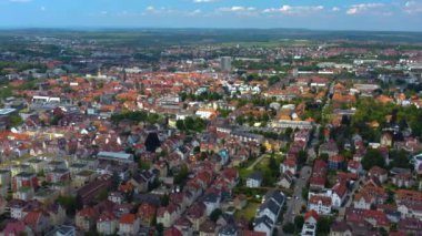 Almanya 'daki Reutlingen şehrinin hava görüntüsü. Baharın güneşli bir gününde