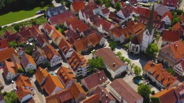 Almanya 'daki Aichtal köyünün hava görüntüsü. Baharın güneşli bir gününde.