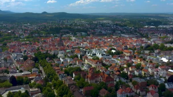 ドイツの都市Reutlingenの空中ビュー 春の晴れた日には — ストック動画