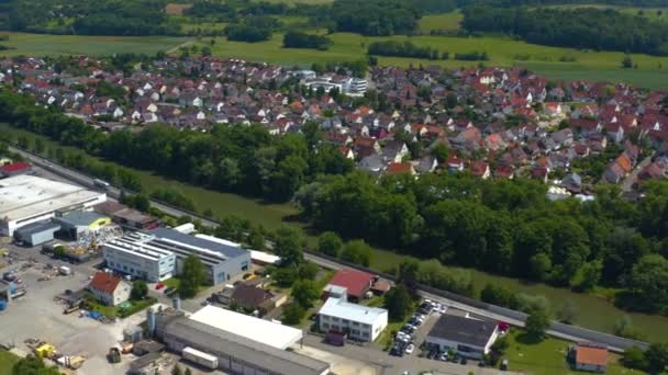 Almanya Daki Neckartailfingen Hava Görüntüsü Kameralar Köye Kadar Tarlalar Boyunca — Stok video
