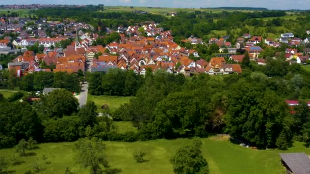 Luftaufnahme Des Dorfes Aichtal Deutschland Einem Sonnigen Frühlingstag — Stockvideo
