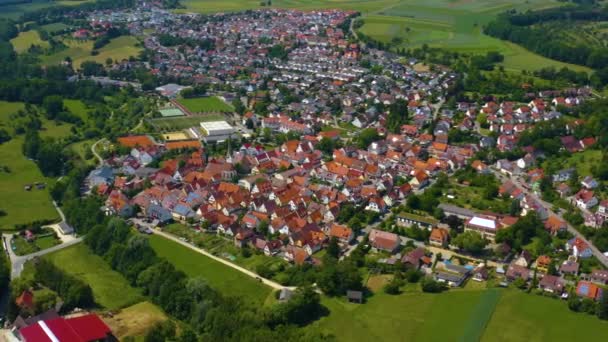 ドイツの村Aichtalの空中ビュー 春の晴れた日には — ストック動画