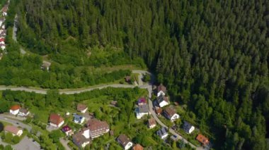 Zavelstein ve Bad Teinach 'in Almanya' daki bir vadideki hava manzarası. Güneşli bir baharda.