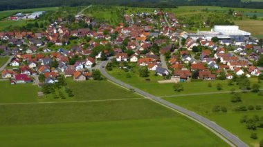 Almanya 'daki Oberhaugstett' in hava görüntüsü. Kamera kasabaya doğru tarlaları yavaşça zumluyor..