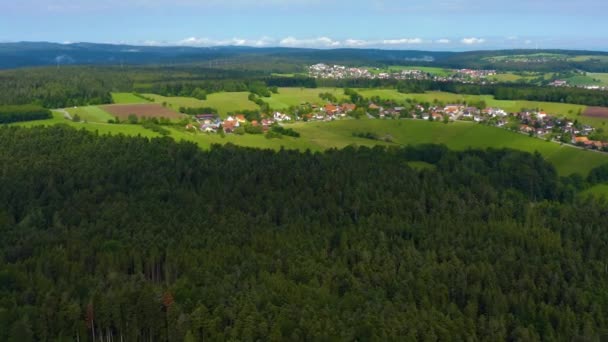 Vue aérienne d'Igelsloch en Allemagne. Caméra zoome sur la Forêt Noire vers le village et les champs, tourne à droite.