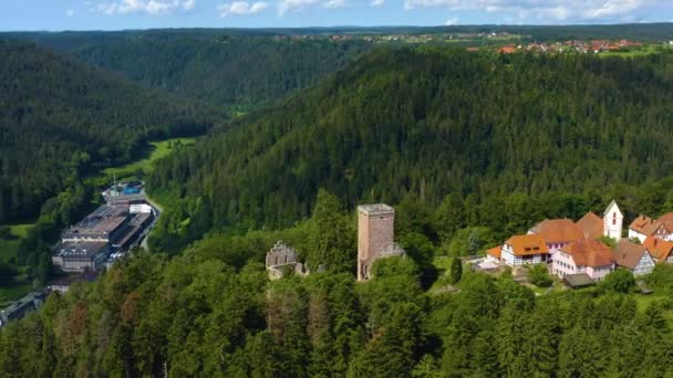Luftaufnahme Von Zavelstein Und Bad Teinach Unten Einem Tal Deutschland — Stockvideo