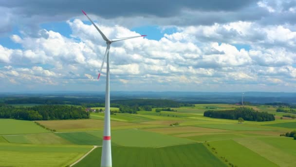 ドイツのカルテンホーフ周辺のフィールドと風力タービンの空中写真 — ストック動画